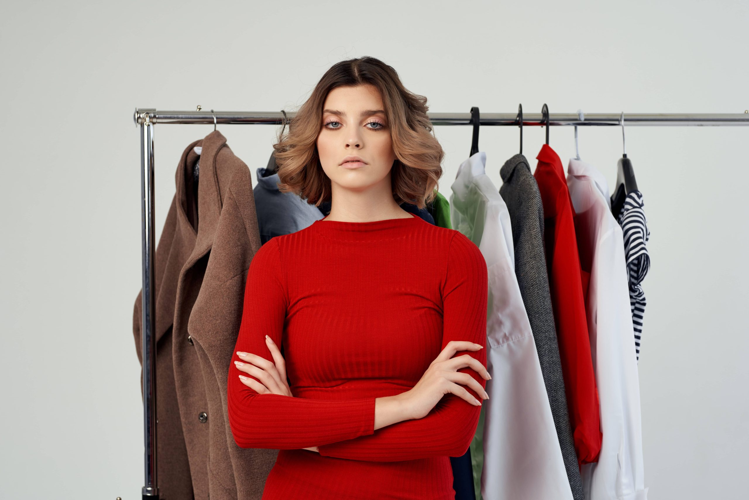 Mutige Farben mit Neutralen kombinieren: Ein Leitfaden zu mühelos schicken Outfits